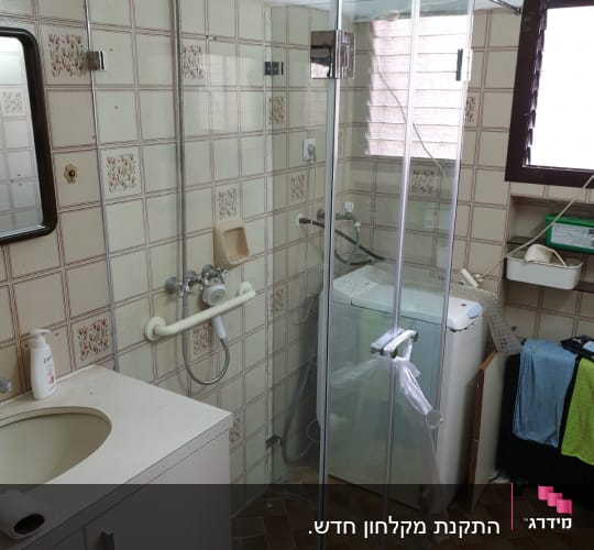 מקלחון זכוכית עם ברז ומקלחת יד